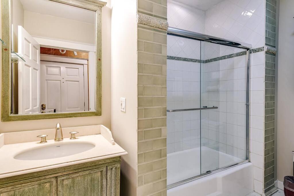Апартаменты Historic And Unique Brownstone In Gold Coast - Downtown - 3 Чикаго Экстерьер фото